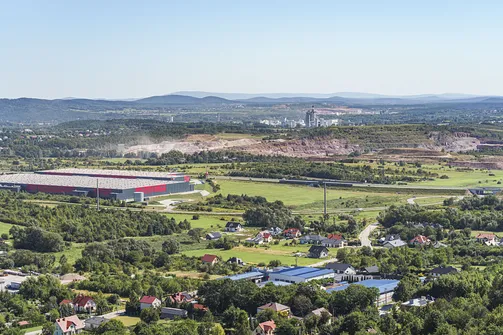 Zamek Królewski w Chęcinach. Widok z wieży zamku w Checinach na Pasmo Łysogórskie