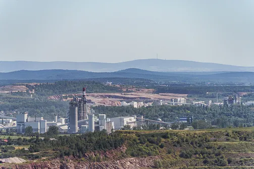 Zamek Królewski w Chęcinach. Widok z wieży zamku w Chęcinach. Na horyzoncie Łysa Góra z masztem radiowo-telewizyjnym i wieżą klasztoru na Świętym Krzyżu.