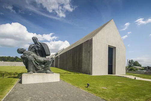 Pieta Michniowska na tle budynku Mauzoleum