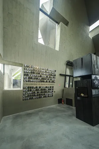 Mauzoleum w Michniowie - pomnik ofiar polskiej wsi