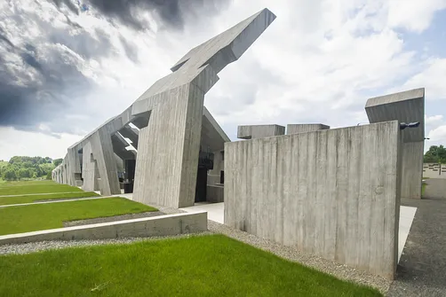 Mauzoleum w Michniowie - pomnik ofiar polskiej wsi