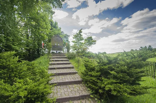 Pomnik ku czci mieszkańców Klonowa rozstrzelanych przez Niemców w 1943 roku