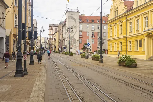 Mural z wizerunkiem bydgoszczanina Mariana Rejewskiego - matematyka i kryptologa, który złamał szyfr Enigmy