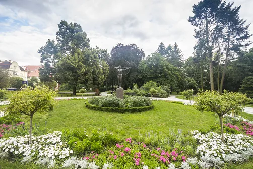 Rzeźba "Łuczniczka" w parku im. Jana Kochanowskiego