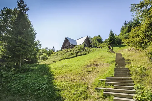 Podejście do schroniska podczas wejścia na Jaworzynę Krynicką