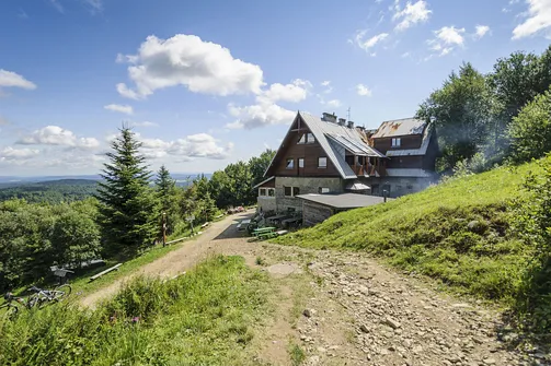 Schronisko PTTK im. Józefa Piłsudskiego położone poniżej szczytu Jaworzyny Krynickiej 