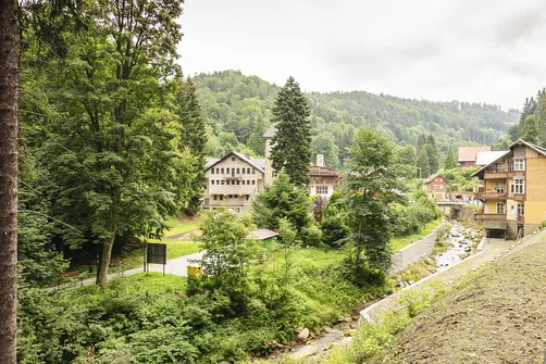 Międzygórze, ulica Wojska Polskiego - w dole potok Wilczka