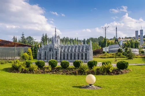 Park Rozrywki i Miniatur Sabat Krajno w Górach Świętokrzyskich