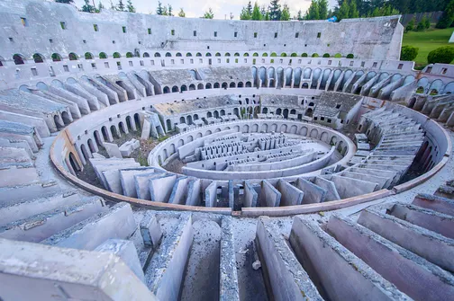 Park Rozrywki i Miniatur Sabat Krajno w Górach Świętokrzyskich