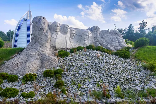 Park Rozrywki i Miniatur Sabat Krajno w Górach Świętokrzyskich