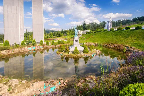 Park Rozrywki i Miniatur Sabat Krajno w Górach Świętokrzyskich