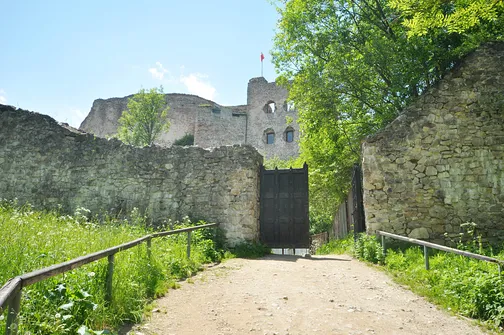 Zamek w Czorsztynie - średniowieczna budowla nad brzegiem jeziora