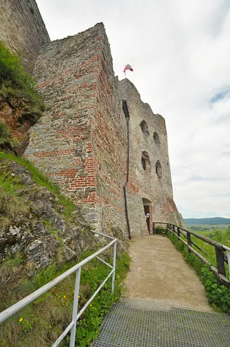 Zamek w Czorsztynie - średniowieczna budowla nad brzegiem jeziora