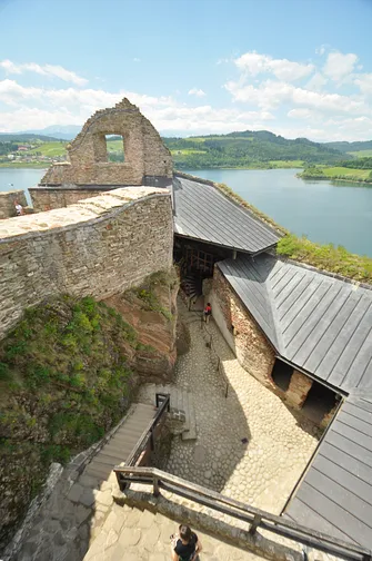 Zamek w Czorsztynie - średniowieczna budowla nad brzegiem jeziora