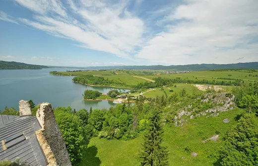 Zamek w Czorsztynie - średniowieczna budowla nad brzegiem jeziora