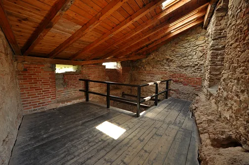 Zamek w Czorsztynie - średniowieczna budowla nad brzegiem jeziora