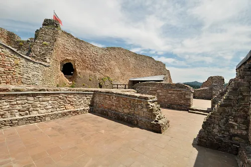 Zamek w Czorsztynie - średniowieczna budowla nad brzegiem jeziora