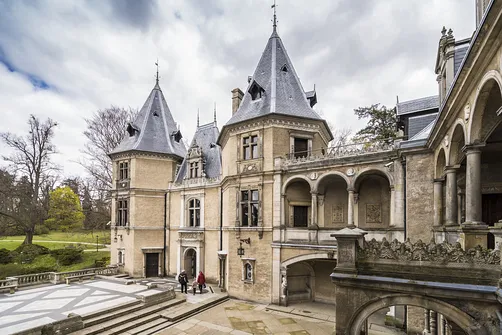 Zamek w Gołuchowie - szesnastowieczna budowla otoczona zabytkowym parkiem