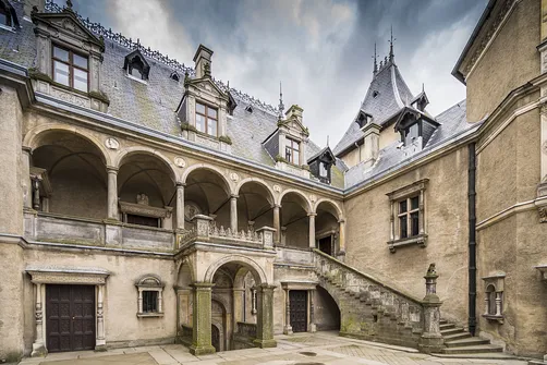 Zamek w Gołuchowie - szesnastowieczna budowla otoczona zabytkowym parkiem