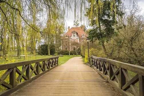 Zamek w Gołuchowie - szesnastowieczna budowla otoczona zabytkowym parkiem