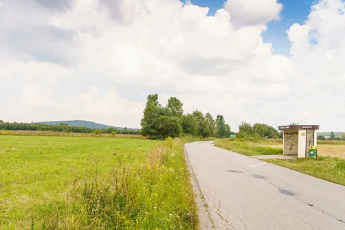 Droga Daleszyce - Niestachów. W oddali widoczne wzniesienie Sikorzy.