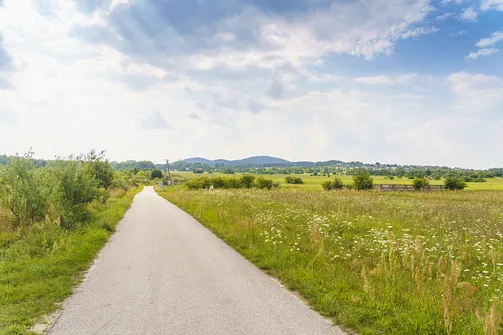 W oddali szczyty Pasma Dymińskiego: Dymińska, Hałasa i Telegraf