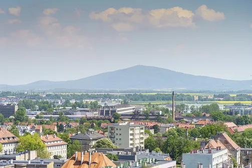 Widok ze Świdnicy na Ślężę