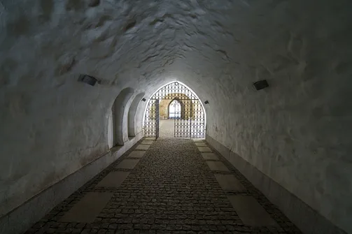 Przejście na dziedziniec ratusza na rynku w Świdnicy