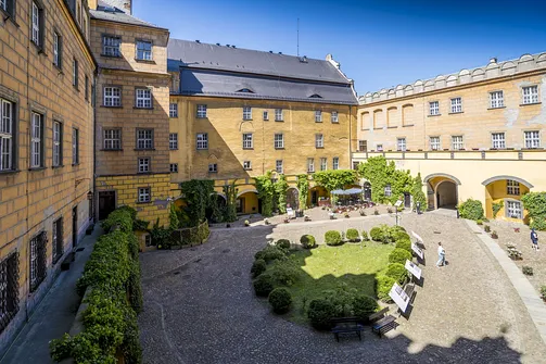 Zamek w Oleśnicy - dziedziniec widziany z pierwszego piętra