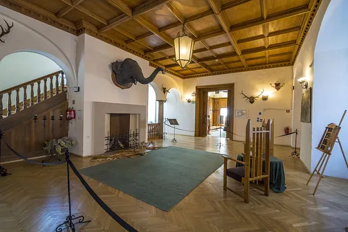 Zamek w Oleśnicy - hol pod słoniem