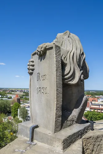 Zamek w Oleśnicy - lew na balustradzie wieży zamkowej