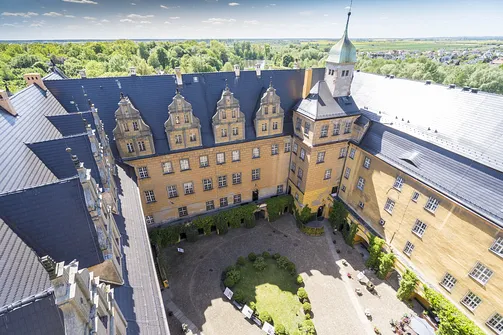 Zamek w Oleśnicy - widok z wieży zamkowej na dziedziniec zamku