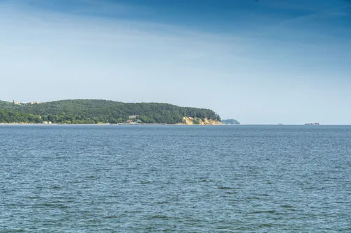 Klif Orłowski w Gdyni widziany z molo w Sopocie