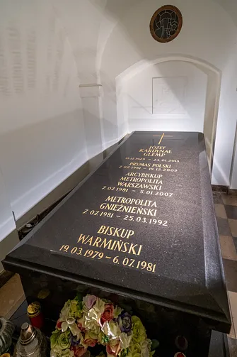 Grób kardynała Józefa Glempa w krypcie arcybiskupów warszawskich w archikatedrze św. Jana w Warszawie