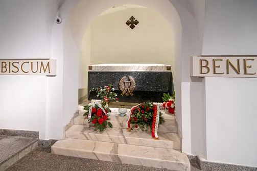 Sarkofag Ignacego Jana Paderewskiego w podziemiach bazyliki archikatedralnej św. Jana Chrzciciela w Warszawie