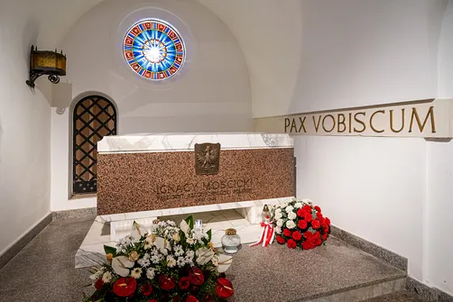 Grób Ignacego Mościckiego w podziemiach bazyliki archikatedralnej św. Jana Chrzciciela w Warszawie