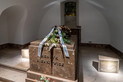 Sarkofag Henryka Sienkiewicza w krypcie bazyliki archikatedralnej św. Jana Chrzciciela w Warszawie
