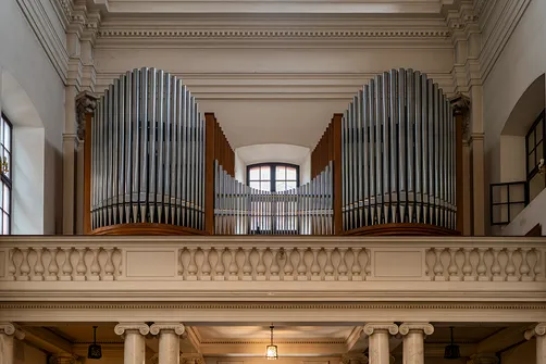 Współczesne piszczałki organowe umieszczone na emporze sanktuarium w Warszawie.