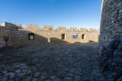 Zamek Bobolice - odbudowana warownia na Szlaku Orlich Gniazd