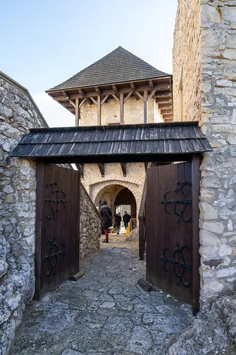 Zamek Bobolice - odbudowana warownia na Szlaku Orlich Gniazd