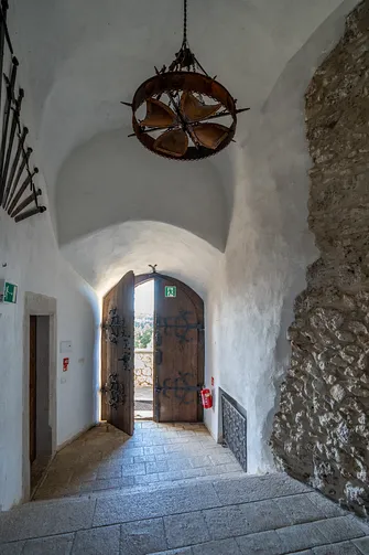 Zamek Bobolice - odbudowana warownia na Szlaku Orlich Gniazd