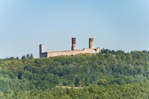 Widok na zamek w Chęcinach ze zbocza góry Glinianki