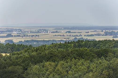 Krzemycza Góra. Góra Krzemycza - widok na Górę Kamieńską (43 km) oraz Elektrownię Bełchatów (52 km)