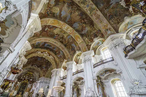 Opactwo i sanktuarium w Krzeszowie - arcydzieło barokowej architektury