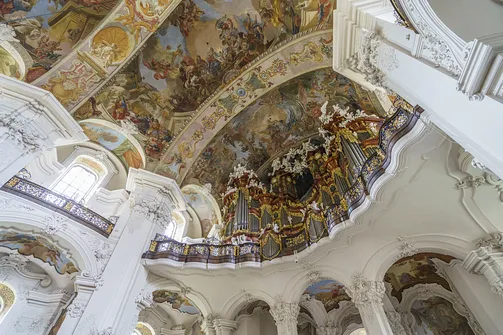 Opactwo i sanktuarium w Krzeszowie - arcydzieło barokowej architektury