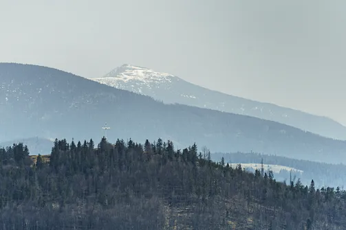 Bendoszka Wielka (z krzyżem), na tle Babiej Góry