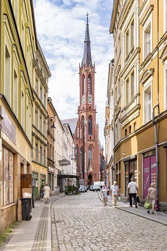 Wałbrzych, ul. Stanisława Moniuszki - widok na kościół pw. Świętych Aniołów Stróżów