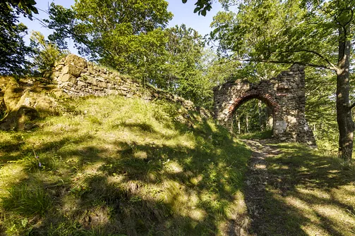Zamek Nowy Dwór w Wałbrzychu – średniowieczna warownia na zboczu góry