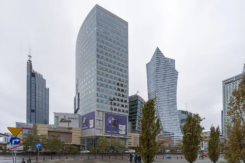 W kadrze od lewej Varso Tower, Skylight oraz apartamentowiec Złota 44