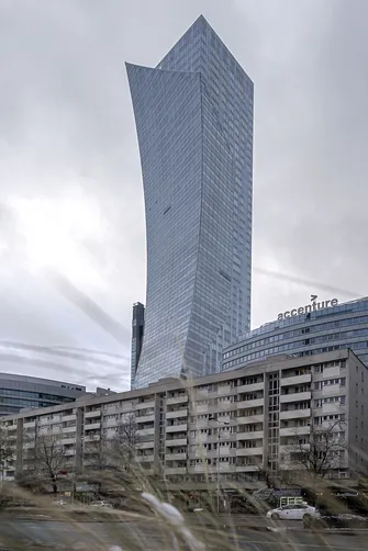 Sylwetka apartamentowca Złota 44